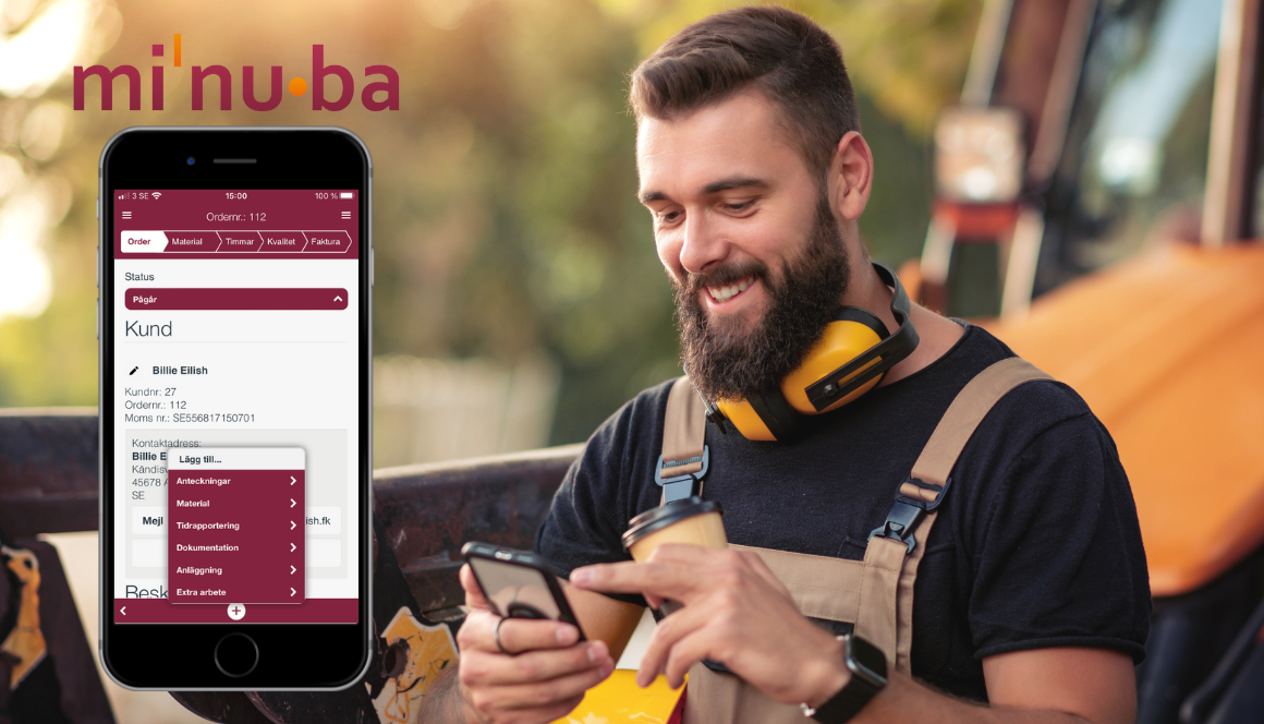 bild visar en hantverkare som håller i sin mobil och bredvid ser man en skärmdump på en mobil som visar hur Minubas ordershanteringssystem ser ut.
