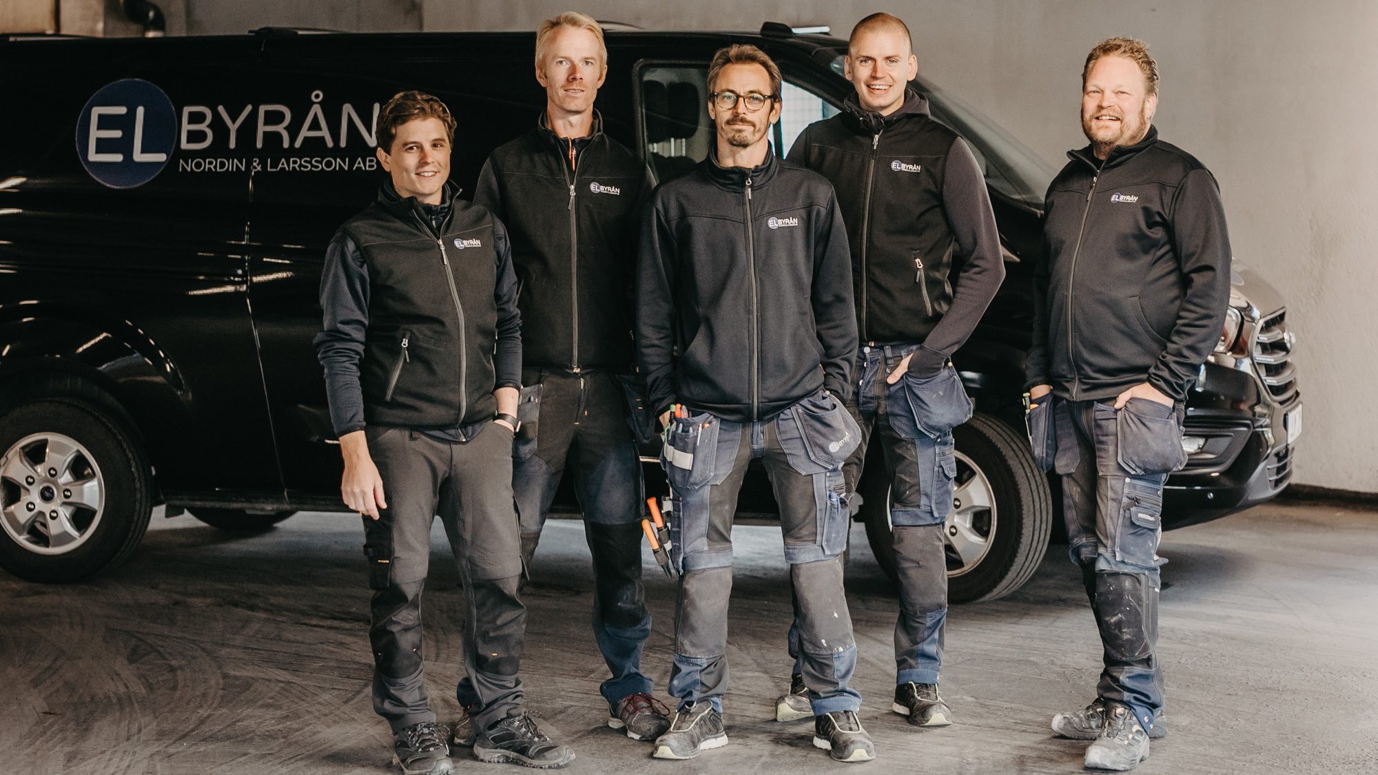 bild visar Minubas kunder Elbyrån Nordin & Larssons alla medarbetare framför deras firmabil