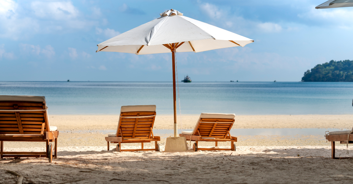 Strandstole og en parasol på en strand på ferie
