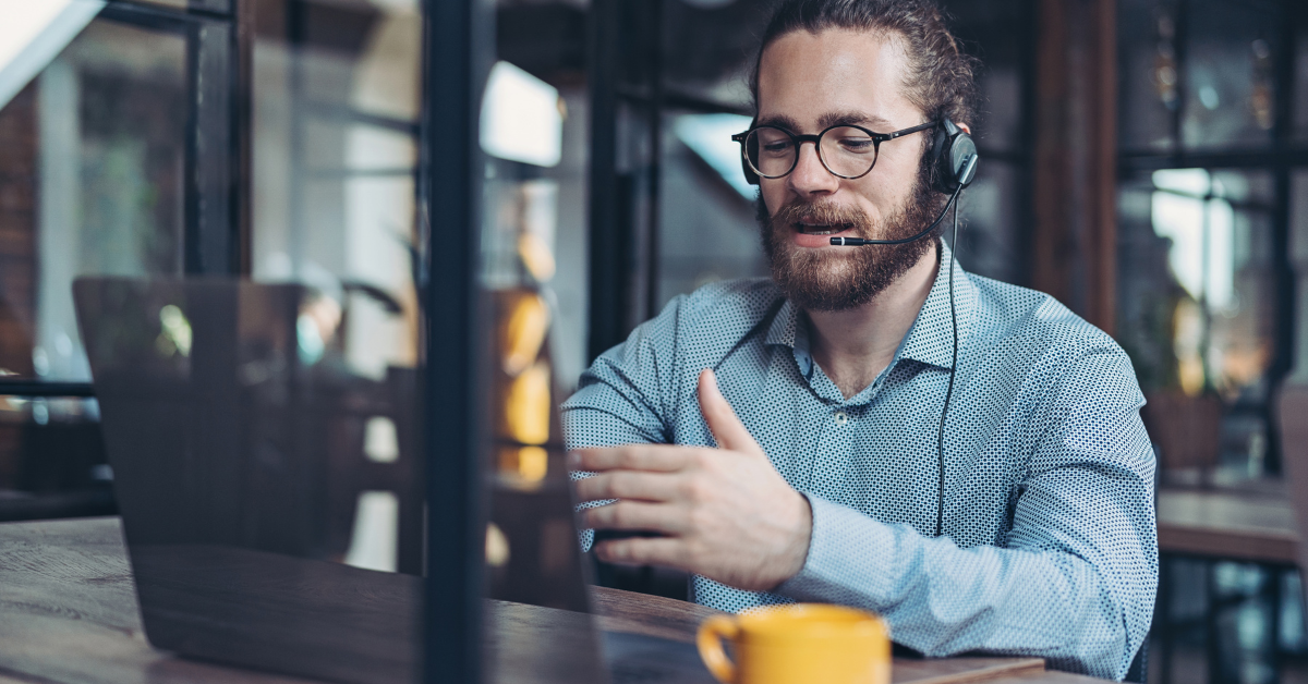 Mand med Computer og headset der taler om ordrestyring